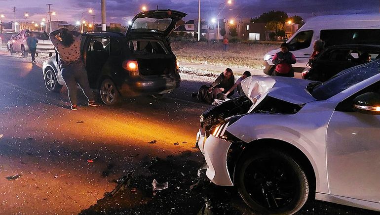 Choque múltiple en Cipolletti entre cuatro autos y una moto