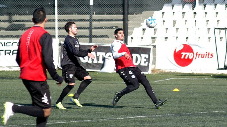 Martín Abraham dispone de una nueva chance desde el inicio en el ataque de Cipolletti