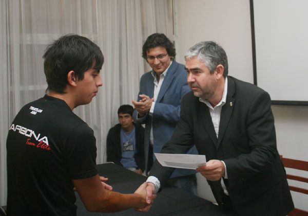 Con retraso, el Gobierno dio becas