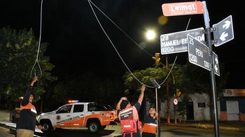Uno de los temporales que afectó a Cipolletti, Protección Civil junto a Edersa debieron atender reclamos por cables colgados con energía.