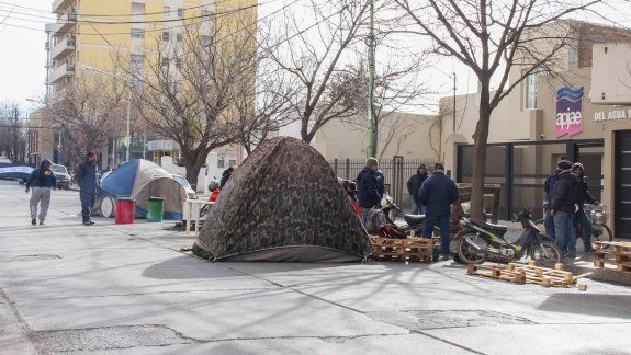 Un grupo de municipales está acampando desde la semana pasada.