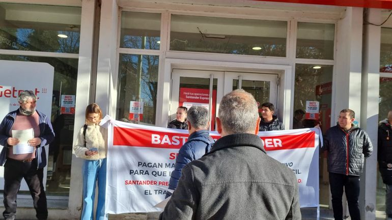 Sigue la medida de fuerza en banco cipoleño por despidos y traslados forzosos: cómo sigue la atención