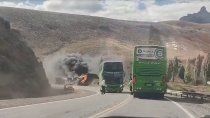 choque y explosion en la ruta 237: el camionero que transportaba gas esta grave