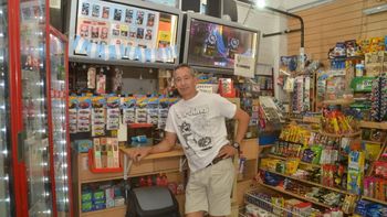 Naza, el popular kiosquero del centro repasó su historia.