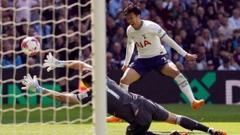 otra vez el dibu martinez fue figura: ahora en el triunfo ante el tottenham