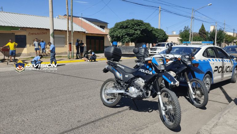 La arrastraron por la calle para robarle la cartera y vecinos la salvaron