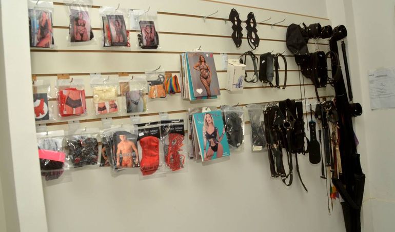 Lencería y elementos eróticos en uno de los sex shop visitados. Qué buscan los cipoleños. 