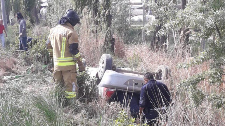 Iban a toda velocidad, volcaron y el auto los aplastó: uno está grave