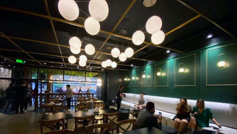 En una noche llena de recuerdos, inauguró el nuevo Bar 1946 en Cipolletti