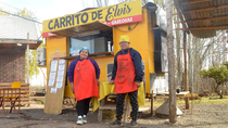 Narella y Elvis, en el carrito de la ruta 151 que atienden antes de ir a cursar.