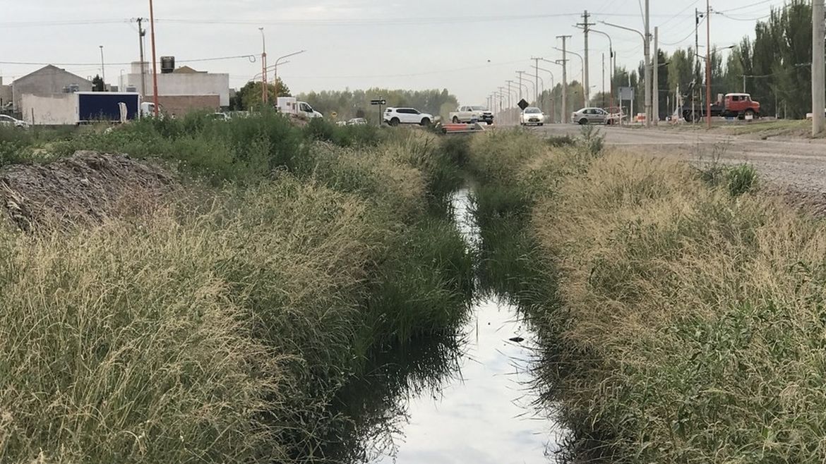 El gobernador Alberto Weretilneck y el intendente Rodrigo Buteler anunciaron el entubado de los desagües pluviales. | LMCipolletti.com El gobernador Alberto Weretilneck y el intendente Rodrigo Buteler anunciaron el entubado de los desagües pluviales.