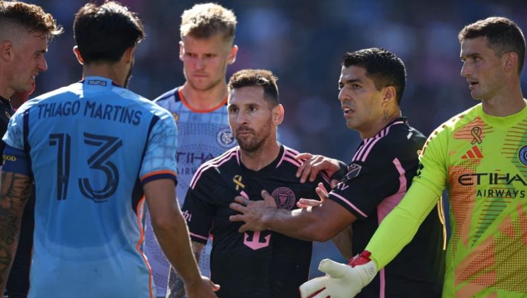 Lionel Messi se peleó con un rival y tuvo que ser separado por Luis Suárez