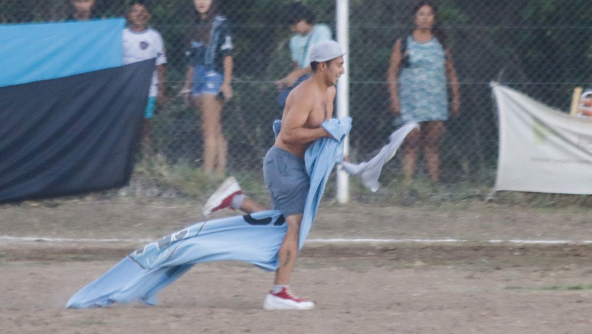El robo de la bandera por parte de hinchas de Cipolletti a Pillmatun.