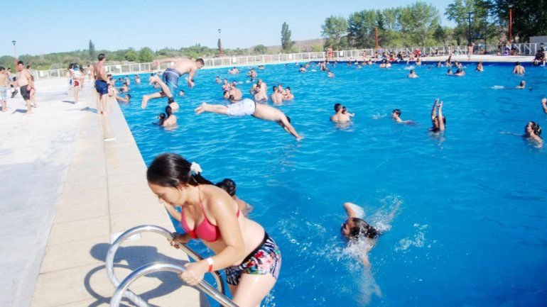 Las altas temperaturas de ayer empujaron a cientos de familias a clubes y a la piscina municipal de la Isla Jordán.