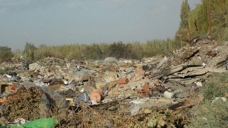 El ingreso al basural está bloqueado por desperdicios de distinto tipo. 