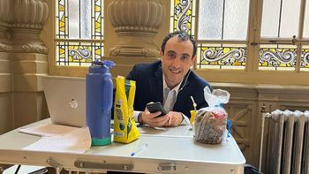 El senador por Santa Cruz José María Carambia en 2023, cuando instaló una mesa de camping en el Senado.