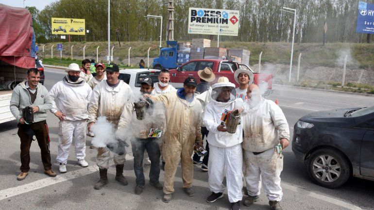 Así fue la protesta de apicultores sobre los puentes carreteros 