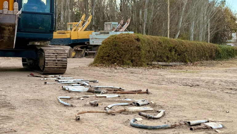 Durante el operativo municipal, fueron destruidos m&aacute;s de 100 ca&ntilde;os de escapes en Cipolletti.