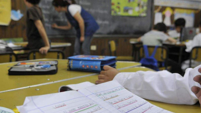 La maestra de Las Lajas renunció y la escuela procura el regreso del nene