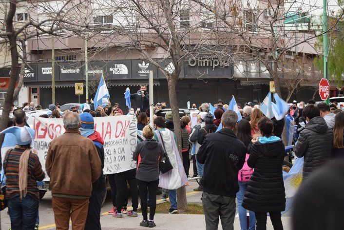 Ruidosa caravana contra las nuevas restricciones por la pandemia
