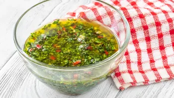 Cómo hacer el mejor chimichurri para asado, vital para realzar el sabor de la parrilla | LMCipolletti.com Cómo hacer el mejor chimichurri para asado, vital para realzar el sabor de la parrilla