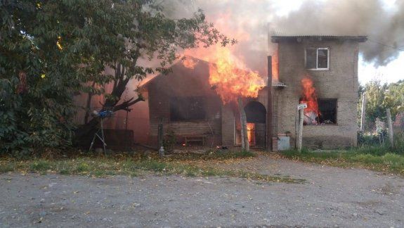 Un hombre sufrió quemaduras al incendiarse su vivienda