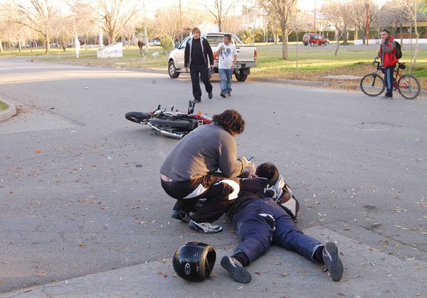 Graves lesiones sufrieron un motociclista y un ciclista