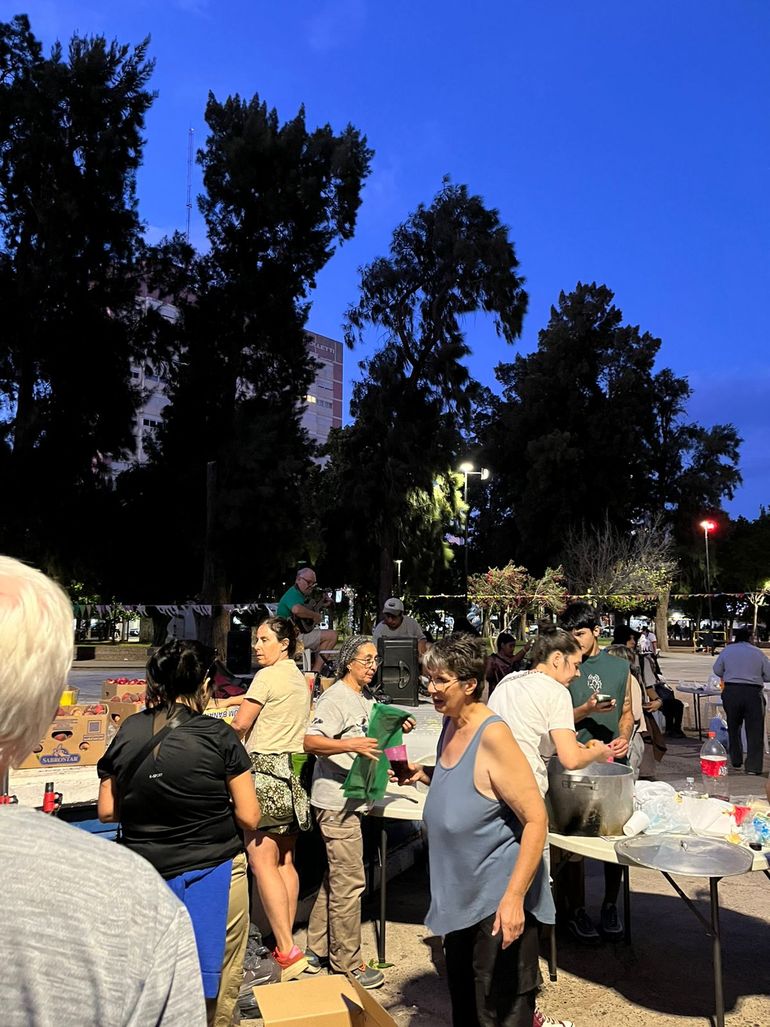 Las mujeres solidarias de Cipolletti organizaron esta actividad solidaria para brindarles una cena navide&ntilde;a a las personas en situaci&oacute;n de vulnerabilidad.&nbsp;