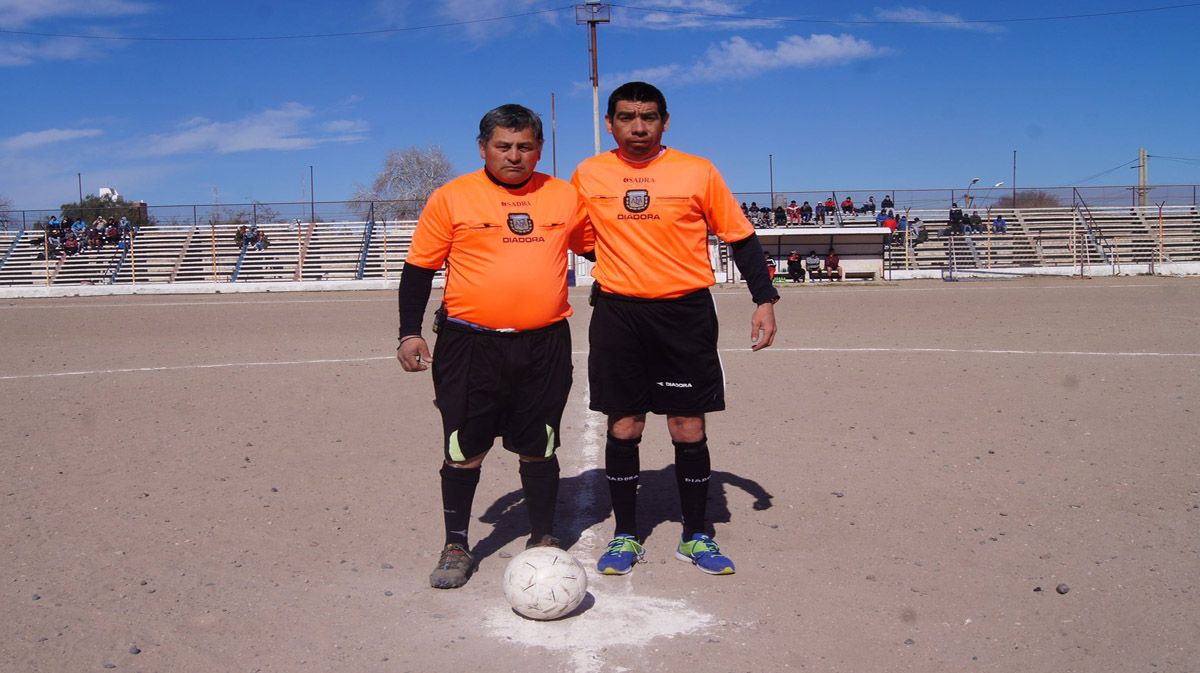 Sebastián Maldonado (derecha), el árbitro de fútbol que se atreve a las redes sociales.