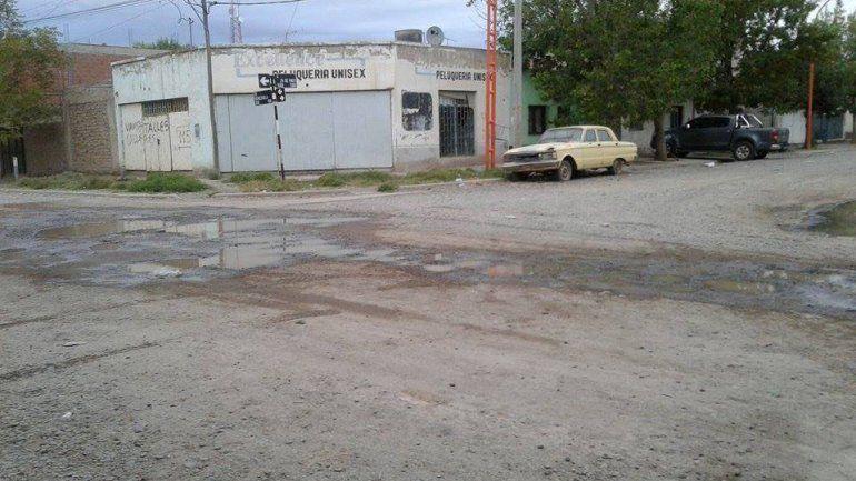 Vecinos se quejan por múltiples pérdidas de agua en la ciudad 