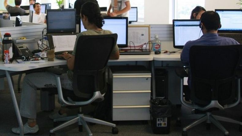 Aparece en medio de la mañana, en plena jornada laboral.