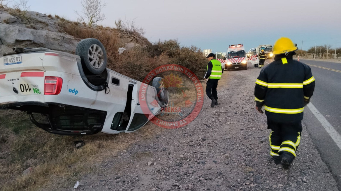 Una camioneta del DPA volcó sobre ruta nacional 22 en camino a Chimpay. | LMCipolletti.com Una camioneta del DPA volcó sobre ruta nacional 22 en camino a Chimpay.