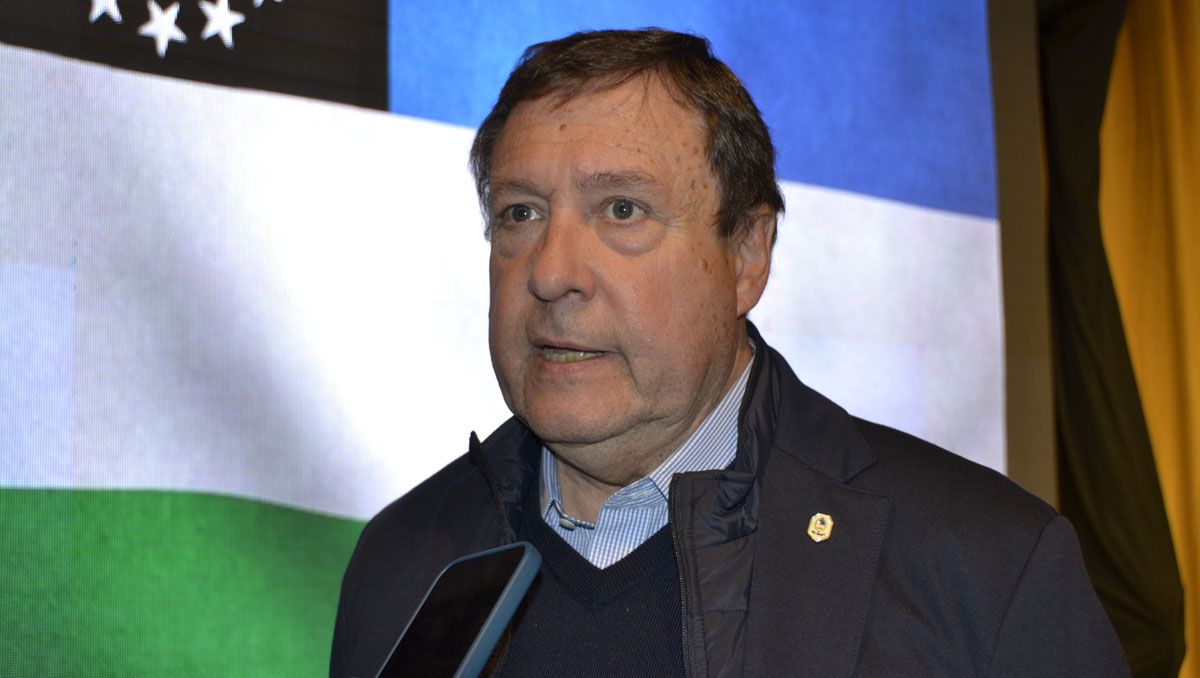 El saludo del gobernador Alberto Weretilneck al equipo del Club Cipolletti previo a la gran final.
