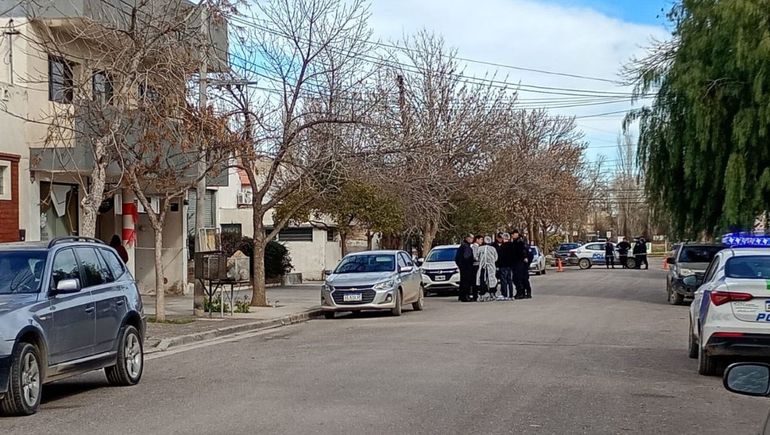 El edificio donde falleció el hombre mayor. Policía y Fiscalía trabaja en el lugar. Integrantes del Gabinete de Criminalística realizaban pericias.&nbsp;