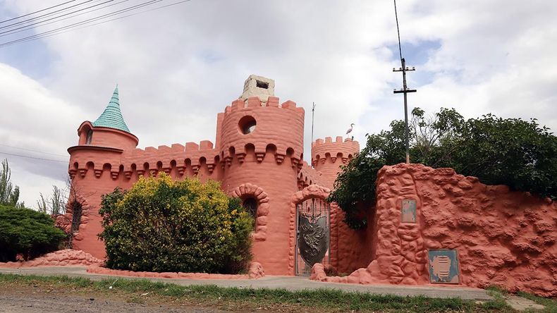 Misterioso castillo a la vera de la Ruta 22: por qué se construyó, quiénes lo habitan y los tesoros que esconde en su interior