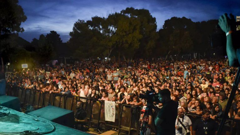 La capital rionegrina celebra su segunda edición de la Fiesta Nacional del Río con artistas nacionales.