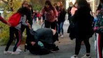 brutal golpiza a un estudiante en la puerta del colegio