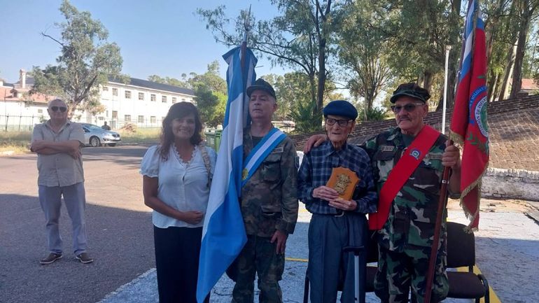 Lolo fue acompañado por sus familiares al sentido homenaje. Lolo fue acompañado por sus familiares al sentido homenaje.