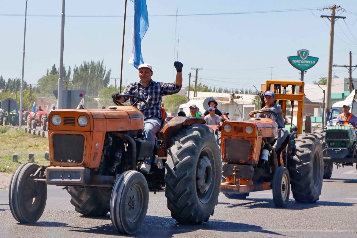 Chacareros protestaron con un tractorazo por las rutas del Alto Valle