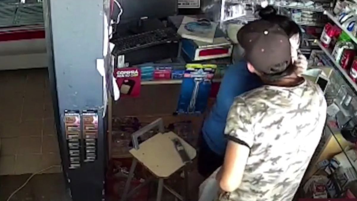 Video: le robó y antes de irse le dio un beso a la víctima