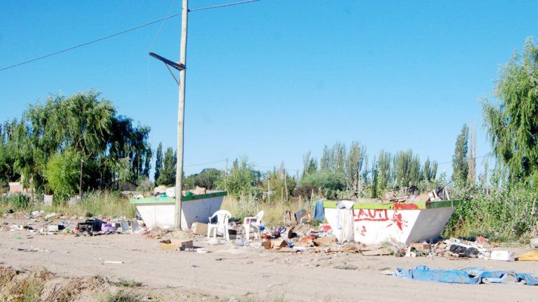 Un desparramo de desperdicios se observó junto a dos contenedores de la comuna. Vecinos y niños se pudo ver hurgando en las inmediaciones.