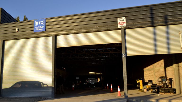 La planta verificadora de Cipolletti se encuentra situada sobre ruta 22 y atiende de lunes a viernes de 8 a 17.