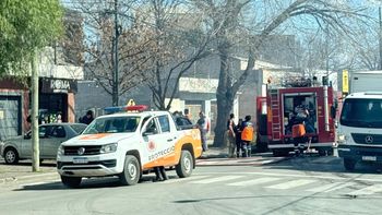 Incendio en Cipolletti: el fuego destruyó un galpón y causó daños a un auto