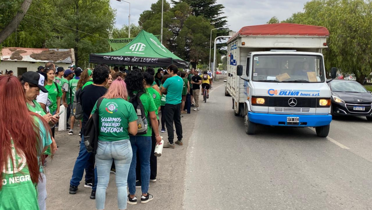 Esta mañana, ATE Río Negro llevó adelante una volanteada por reclamos salariales en Ruta 22.