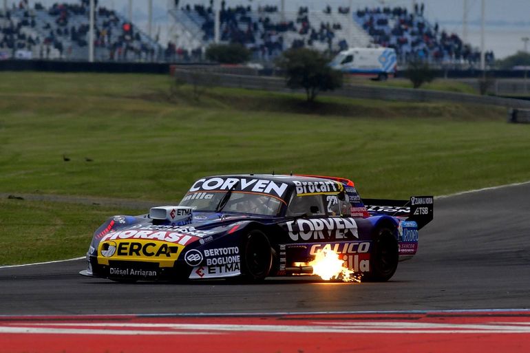 Manu Urcera y su auto sacándole chispas a la pista en el Turismo Carretera. Foto: Prensa ACTC