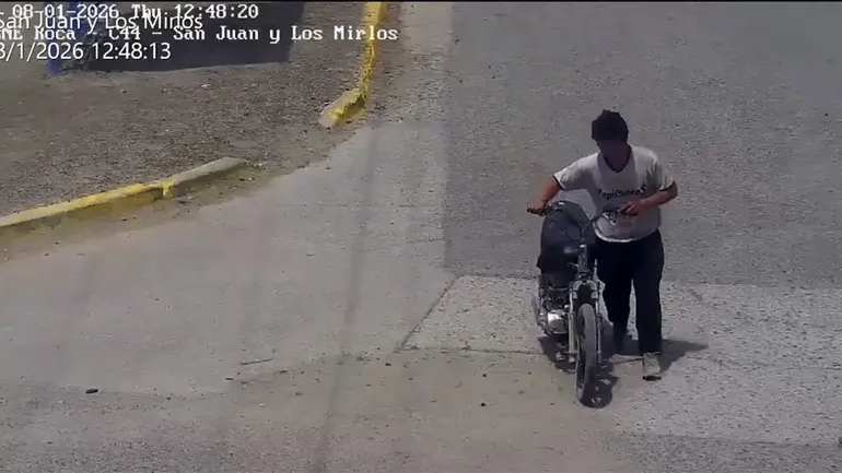 En General Roca, la central 911 también identificó a un sujeto con una moto robada. En General Roca, la central 911 también identificó a un sujeto con una moto robada.