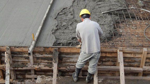 Muchos jóvenes esperan un trabajo en la construcción