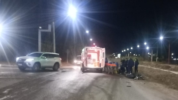 Una mujer policía sufrió un importante accidente de tránsito tras colisionar con un automóvil sobre calle Julio Salto en Cipolletti.