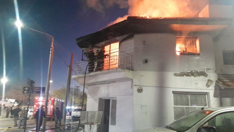 El trágico incendio ocurrió en la planta superior de un inmueble de barrio Bouquet Roldán de Neuquén