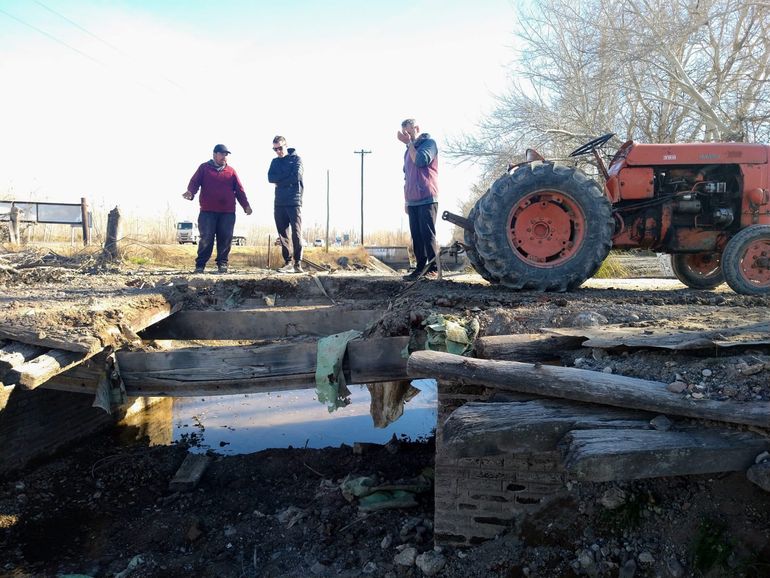 Un camión rompió un puente y los vecinos quedaron aislados